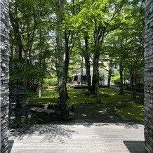 KYUKARUIZAWA KIKYO, Curio Collection by Hilton（元 旧軽井沢ホテル）の画像｜チャペルの中からの景色！
緑がいっぱいでステキです。