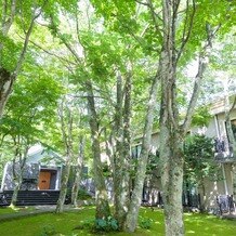 KYUKARUIZAWA KIKYO, Curio Collection by Hilton（元 旧軽井沢ホテル）の画像｜中庭は緑が映えてとても綺麗です