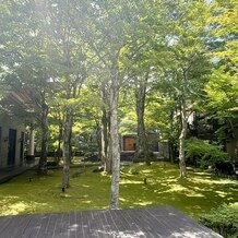 KYUKARUIZAWA KIKYO, Curio Collection by Hilton（元 旧軽井沢ホテル）の画像｜中庭