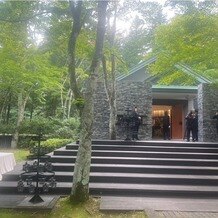 KYUKARUIZAWA KIKYO, Curio Collection by Hilton（元 旧軽井沢ホテル）の画像｜中庭です。晴れていたらここで集合写真撮影やフラワーシャワーができます。雨だとチャペル内だそうです。