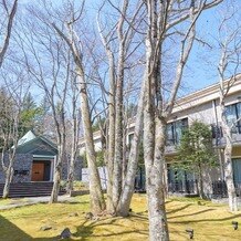 KYUKARUIZAWA KIKYO, Curio Collection by Hilton（元 旧軽井沢ホテル）の画像｜中庭とチャペルです