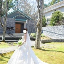 KYUKARUIZAWA KIKYO, Curio Collection by Hilton（元 旧軽井沢ホテル）の画像｜チャペルの前での写真。苔の緑が素敵です。