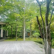 KYUKARUIZAWA KIKYO, Curio Collection by Hilton（元 旧軽井沢ホテル）の画像｜朝食会場からみえたチャペルの雰囲気