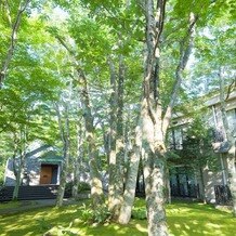 KYUKARUIZAWA KIKYO, Curio Collection by Hilton（元 旧軽井沢ホテル）の写真｜中庭