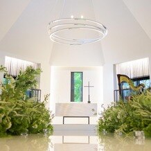 KYUKARUIZAWA KIKYO, Curio Collection by Hilton（元 旧軽井沢ホテル）の画像｜白を基調とした上品なチャペル