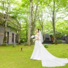 KYUKARUIZAWA KIKYO, Curio Collection by Hilton（元 旧軽井沢ホテル）の画像｜中庭