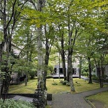 KYUKARUIZAWA KIKYO, Curio Collection by Hilton（元 旧軽井沢ホテル）の写真｜チャペルから見た中庭
