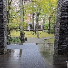 KYUKARUIZAWA KIKYO, Curio Collection by Hilton（元 旧軽井沢ホテル）の写真｜チャペル内から外をみた様子