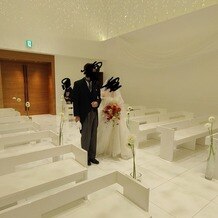 郡山モノリス（ＫＯＲＩＹＡＭＡ　ＭＯＮＯＬＩＴＨ）の写真｜チャペル装花　ダリア一輪刺し椅子１つ3300円　装花スタッフのご厚意で二輪になってます