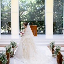 KOTOWA　奈良公園　Premium Viewの写真｜ホワイトチャペルで結婚式の予行演習。
ドレスは、後ろ姿が美しい
長いトレーンとロングヴェール。