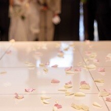 THE SEASONS LANDMARK KOBE KITANO（ザ シーズンズランドマーク 神戸 北野）の写真｜挙式後ロビーでのフラワーシャワー