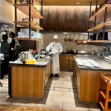 THE TENDER HOUSE（ザ テンダーハウス）の写真｜会場内のライブキッチンは、ほどよいガヤガヤ感があり、会場のカジュアルさを高めてくれました。