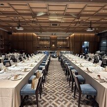 THE TENDER HOUSE（ザ テンダーハウス）の写真｜流しテーブルと丸テーブルの組み合わせで90名のゲストが着席