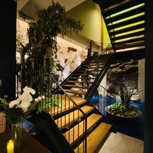 THE TENDER HOUSE（ザ テンダーハウス）の写真｜地下の披露宴会場ブエノスコート。ウェルカムスペースにはなんと滝があります。