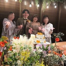 FORTUNE IN THE TERRACE（フォーチュン イン ザ テラス）の画像｜メインソファ横でケーキカットを行いました。お花もとても綺麗です