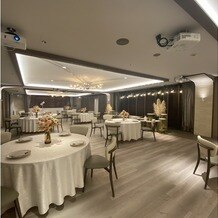 FORTUNE IN THE TERRACE（フォーチュン イン ザ テラス）の写真｜挙式会場の一つでもあり、白を基調としたアットホームな会場