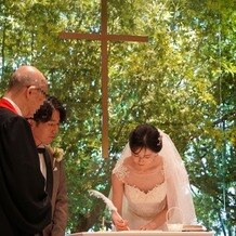 インスタイルウェディング京都（InStyle wedding KYOTO）の写真｜バックのグリーンが。季節によって変わりましはれ