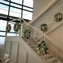 ルミヴェール　ＴＯＫＹＯ（ＬＵＭＩＶＥＩＬ　ＴＯＫＹＯ）の画像｜披露宴会場内の階段です。装飾も色々できてかわいいです。