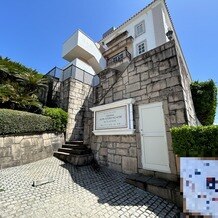 葉山ホテル音羽ノ森　別邸の写真｜バス停かは歩いてきた時に見えた建物外観です。