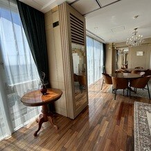 葉山ホテル音羽ノ森　別邸の写真｜親族控え室です。一部屋ですが間を区切って2部屋にすることもできるようです。