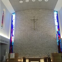 目白の森　メーヤー・ライニンガーの画像｜教会の正面です。(1階から)
壁とステンドグラスが十字架にとても映えます。