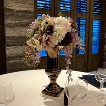 赤坂プリンス クラシックハウスの画像｜テーブル上の装花もランクがあり、気に入ったものを選べます。