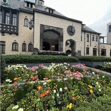 赤坂プリンス クラシックハウスの写真｜春先は玄関前のお花も綺麗でした！