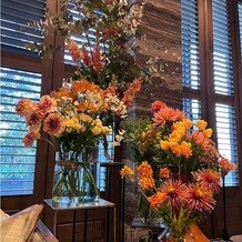 赤坂プリンス クラシックハウスの写真｜ソファ周りのお花