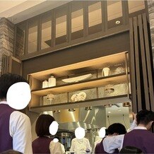 赤坂プリンス クラシックハウスの写真｜オープンキッチンから料理が提供されていた。オープンキッチン風ではなく、本物のキッチンが奥に入ってた。