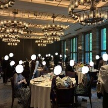 赤坂プリンス クラシックハウスの写真｜特徴的な照明や天井がアクセントになって、落ち着きすぎない雰囲気に。オールドとモダンのバランスが素敵。