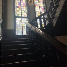 赤坂プリンス クラシックハウスの写真｜ステンドグラスが有名な階段
