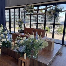 BAYSIDE GEIHINKAN VERANDA minatomiraiの画像｜新郎新婦のソファ、装花