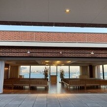 BAYSIDE GEIHINKAN VERANDA minatomiraiの画像｜挙式会場手前は、晴れている日は屋根がないようです！