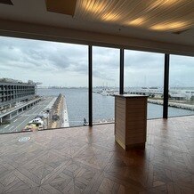 BAYSIDE GEIHINKAN VERANDA minatomiraiの画像｜天気はあいにくの曇りでしたが、海が正面に見えて、開放感のある式場。