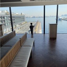 BAYSIDE GEIHINKAN VERANDA minatomiraiの画像｜大きな窓の挙式会場