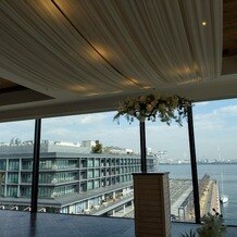 BAYSIDE GEIHINKAN VERANDA minatomiraiの画像｜チュール、カーペットと合わせて白の吊り下げ装花。別料金です。