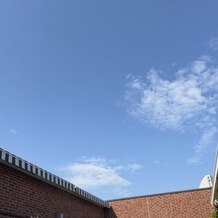 BAYSIDE GEIHINKAN VERANDA minatomiraiの画像｜フラワーシャワーの場所は吹き抜けなので晴天だと最高です！