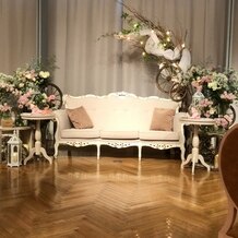 The 33 Sense of Wedding（ザ・サーティスリー センス・オブ・ウエディング）の画像｜ソファー席の装花にはこだわりました。