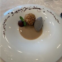 The 33 Sense of Wedding（ザ・サーティスリー センス・オブ・ウエディング）の画像｜季節の栗を使ったデザートも美味しく、横に添えられていた黒ごまのアイスも美味しかったです！