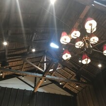 萬屋本店－ＫＡＭＡＫＵＲＡ　ＨＡＳＥ　ｅｓｔ１８０６－の画像｜挙式会場天井の雰囲気