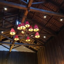 萬屋本店－ＫＡＭＡＫＵＲＡ　ＨＡＳＥ　ｅｓｔ１８０６－の画像｜挙式会場の素敵なシャンデリア