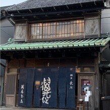 萬屋本店－ＫＡＭＡＫＵＲＡ　ＨＡＳＥ　ｅｓｔ１８０６－の画像｜酒問屋さんを丁寧にリノベーションされた、趣のある佇まい。