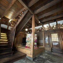 萬屋本店－ＫＡＭＡＫＵＲＡ　ＨＡＳＥ　ｅｓｔ１８０６－の画像｜玄関から入ったところ