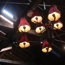 萬屋本店－ＫＡＭＡＫＵＲＡ　ＨＡＳＥ　ｅｓｔ１８０６－の画像｜挙式会場の天井ライト