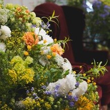 萬屋本店－ＫＡＭＡＫＵＲＡ　ＨＡＳＥ　ｅｓｔ１８０６－の写真｜メイン装花
