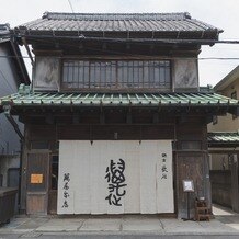 萬屋本店－ＫＡＭＡＫＵＲＡ　ＨＡＳＥ　ｅｓｔ１８０６－の写真｜入口　暖簾が会場のポイント