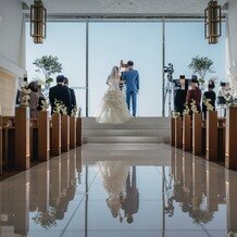 THE SURF OCEAN TERRACE（ザ・サーフ オーシャンテラス）の画像｜白い床が海と空の青さを際立たせてくれます。