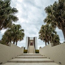 THE SURF OCEAN TERRACE（ザ・サーフ オーシャンテラス）の画像｜挙式会場を出てからの大階段