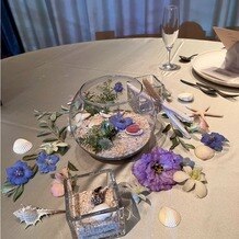 THE SURF OCEAN TERRACE（ザ・サーフ オーシャンテラス）の写真｜ゲストテーブル装花