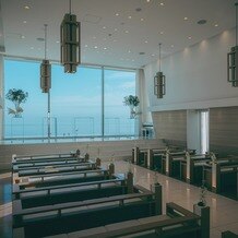 THE SURF OCEAN TERRACE（ザ・サーフ オーシャンテラス）の写真｜大きなガラス窓から広がる、青い空と海が美しい会場です。夕方の式ではサンセットのオレンジ一色に。